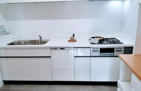 【中古マンション】かわつるグリーンタウン新鶴のキッチン|新品の食器洗い乾燥機付きシステムキッチンです！