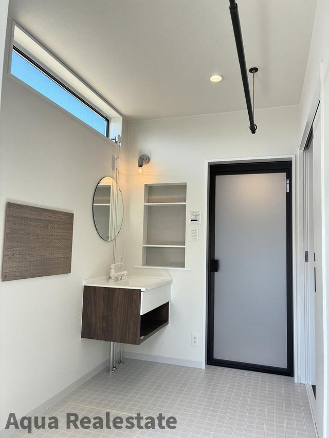 木田郡三木町大字平木の中古一戸建の洗面所|明るい洗面所です