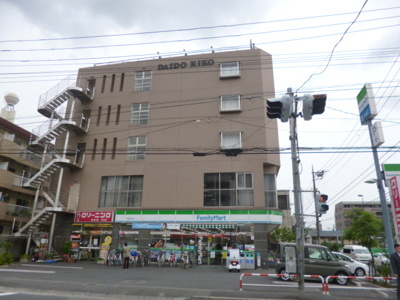 ファミリーマート 戸田駅西口店まで450ｍ