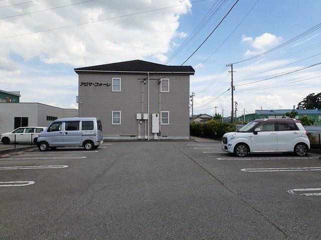 アロマ・フォーレの駐車場