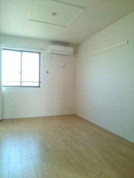 ローズ　ガーデン　１の洋室