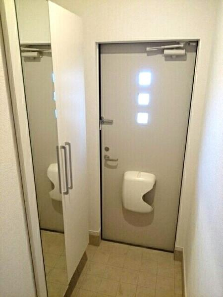 ローズ　ガーデン　１の玄関