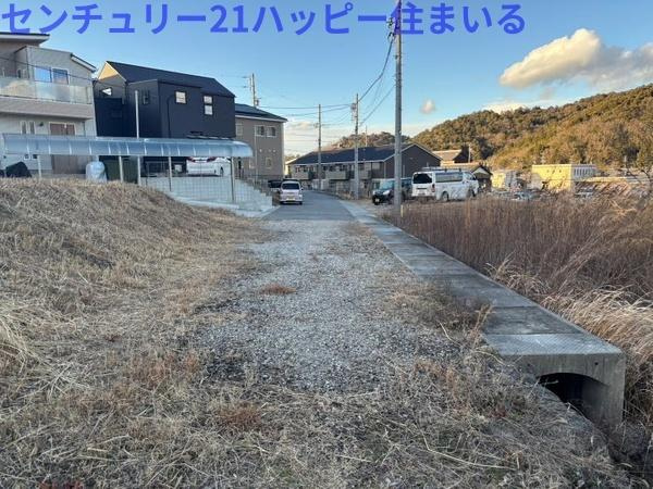 岡崎市市場町字笠松の売地の前面道路含む現地写真