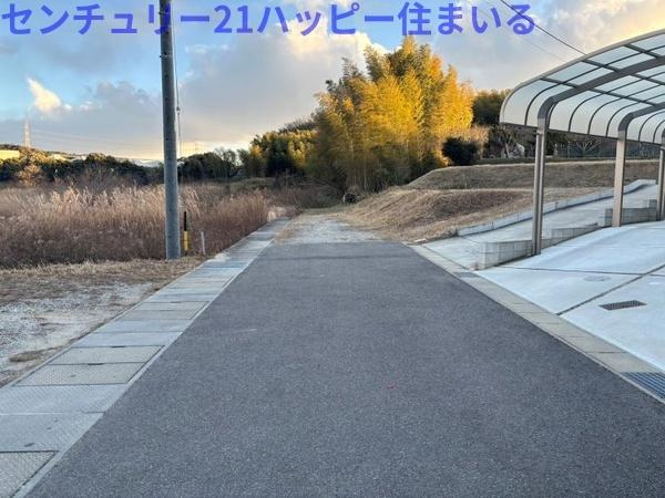 岡崎市市場町字笠松の売地の前面道路含む現地写真
