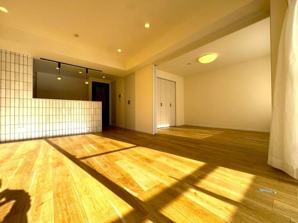 プラハ十日市場の居間・リビング|形の綺麗なリビングダイニングはお好きな家具を配置しても、余裕がありそうです。インテリアも想像しながらご見学されると、より一層楽しくなります。