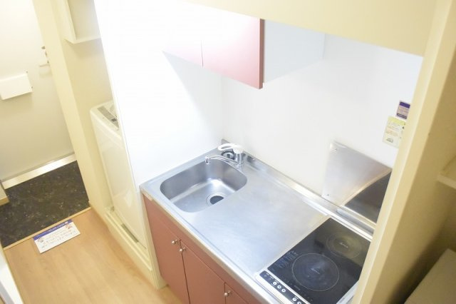 レオパレスエアポートのキッチン|安全性に優れたラジエントヒーターです!!