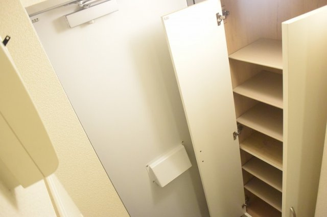 レオパレスエアポートの玄関|大容量のシューズボックス付き!!