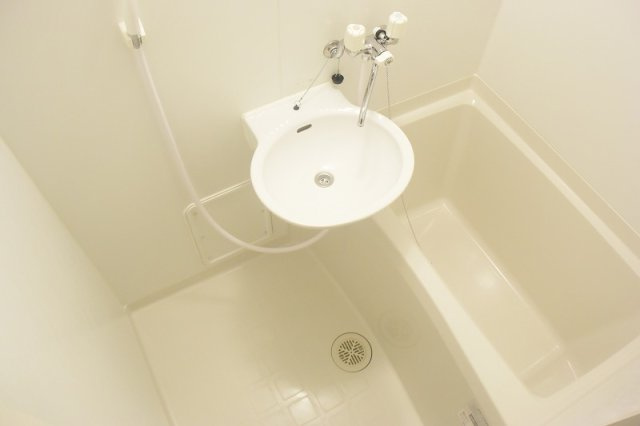 レオパレスエアポートの浴室|浴室乾燥機付きなので雨が降っても安心♪