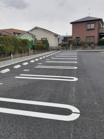 シャルマンビップⅡの駐車場