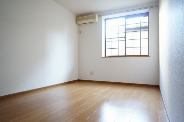 クレール西志津の内装|明るい色調の室内です