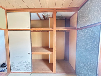 【収納】 | 西浜田町アパート | 広い押入れです。布団や日用品など、沢山の物を収納できます。