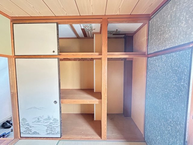 【収納】 | 西浜田町アパート | 広い押入れです。布団や日用品など、沢山の物を収納できます。