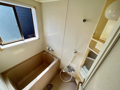 【浴室】 | 西浜田町アパート | 窓があり換気ができて、綺麗に保つことができます。