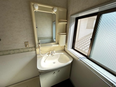 【洗面所】 | 西浜田町アパート | 歯ブラシや、髭剃りなど収納できます。