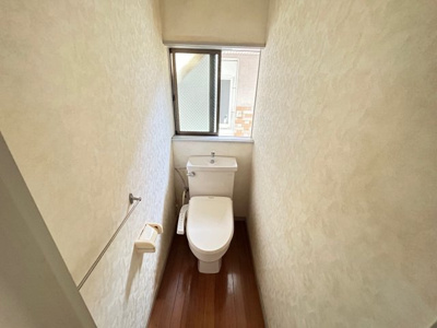 【トイレ】 | 西浜田町アパート | 温水洗浄便座 が付いておりとても温かいです。