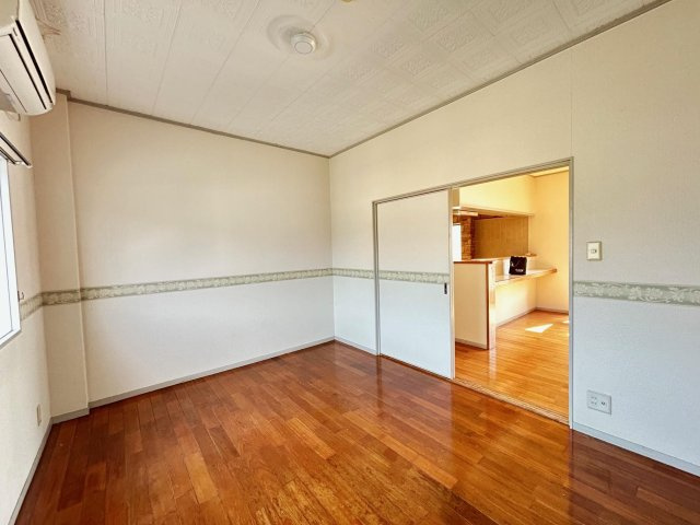 【洋室】 | 西浜田町アパート | 窓を開けると風が沢山入ってきます。とても涼しいです。