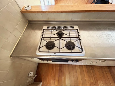 【キッチン】 | 西浜田町アパート | ３口コンロです。とても便利です。