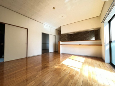 【居間・リビング】 | 西浜田町アパート | 広く、窓を開けると風が入り心地よいです。