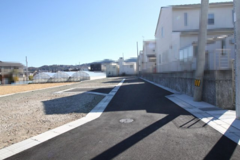 鴨部　建築条件なし　売土地　2号地（全4区画）の前面道路含む現地写真|西側　幅4.9ｍ　公道　舗装あり