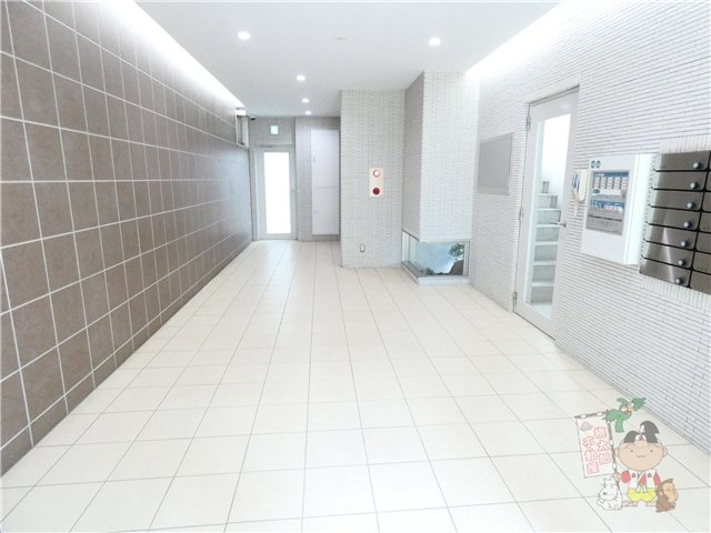 プレミアステーション西口のエントランス