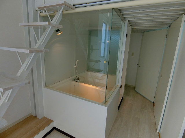 C4　KOSHIEN　EASTの浴室|ガラス張りのお洒落すぎるバスルーム！！