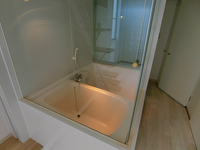 C4　KOSHIEN　EASTの浴室|ガラス張りのお洒落すぎるバスルーム！！