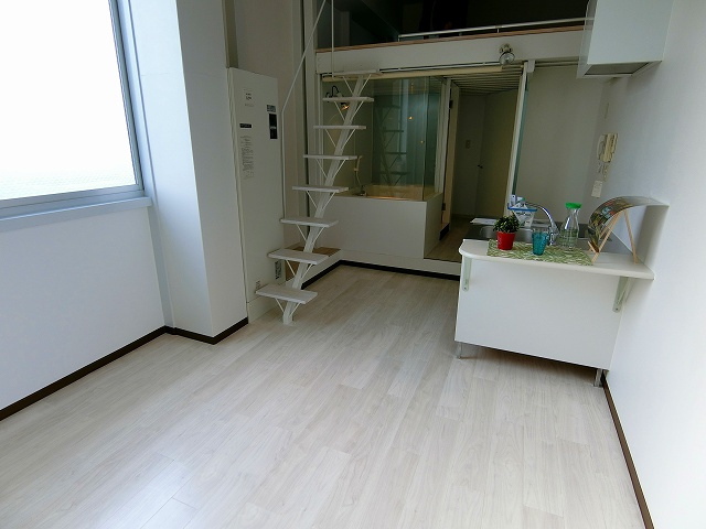 C4　KOSHIEN　EASTの居間・リビング