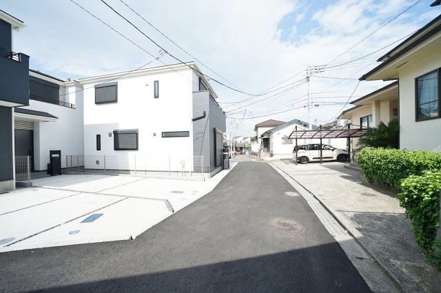 窓を開けると、川の音。｜保土ヶ谷区法泉3丁目｜南道路×陽だまりのLDK17帖超｜穏やかな時間が流れる住まいの前面道路含む現地写真|前面道路は交通量が少なく、落ち着いた住環境。車の出し入れもしやすく、駐車が苦手な方でも安心です。小さなお子様がいるご家庭にも嬉しいロケーション。