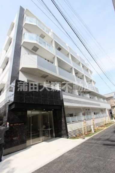 レアライズ蒲田の外観|2018年2月築　RC鉄筋コンクリート造5階建て総戸数27戸京浜東北線蒲田駅と京急本線京急蒲田駅徒歩圏内の東京都大田区蒲田本町2丁目　Wi-Fiインターネット無料対応オートロック宅配BOXゴミ捨て場付