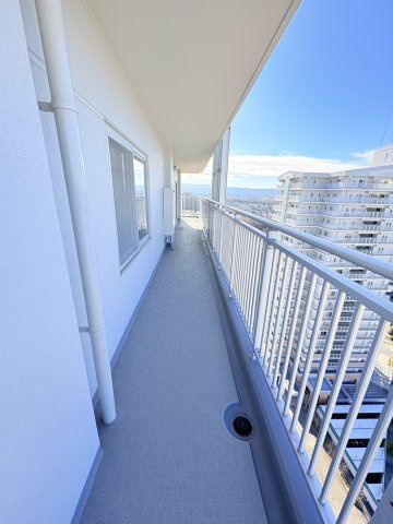 三田市弥生が丘６丁目の中古マンションのバルコニー|開放的で明るい空間を演出してくれるバルコニーです