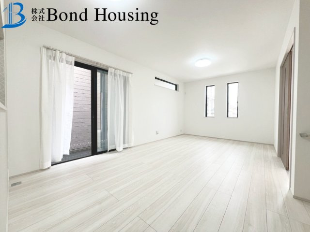 「並列2台駐車可」「閑静な住宅地」塩屋北町 全2棟A号棟の居間・リビング