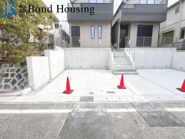 「並列2台駐車可」「閑静な住宅地」塩屋北町 全2棟A号棟の駐車場