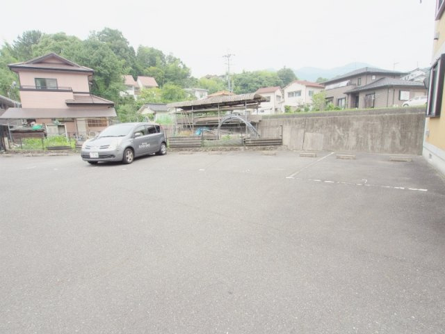 プリエールBの駐車場