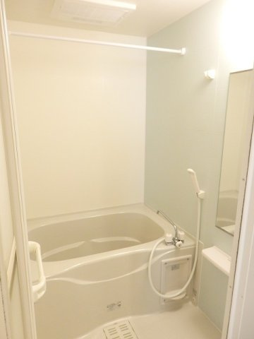 リバーサイド真倉　Ｂの浴室|落ち着いた空間のお風呂です