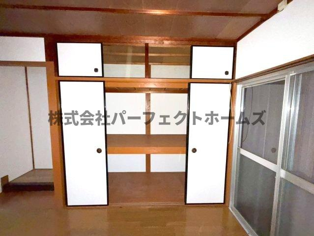 楠葉中町テラスハウス　賃貸の収納|こまごまとしたものを収納できそうですね