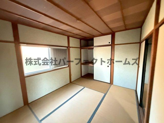 楠葉中町テラスハウス　賃貸の和室|落ち着いた雰囲気の和室付きです