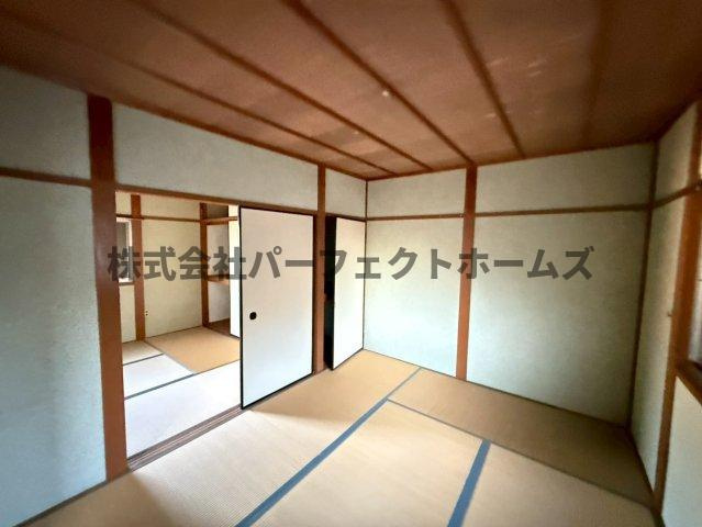 楠葉中町テラスハウス　賃貸の和室|明るい和室です