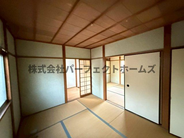 楠葉中町テラスハウス　賃貸の和室|和室がひろがる居住スペース