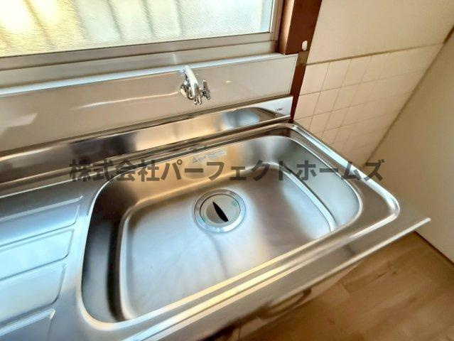 楠葉中町テラスハウス　賃貸のキッチン|コンパクトなキッチンで掃除もラクラク