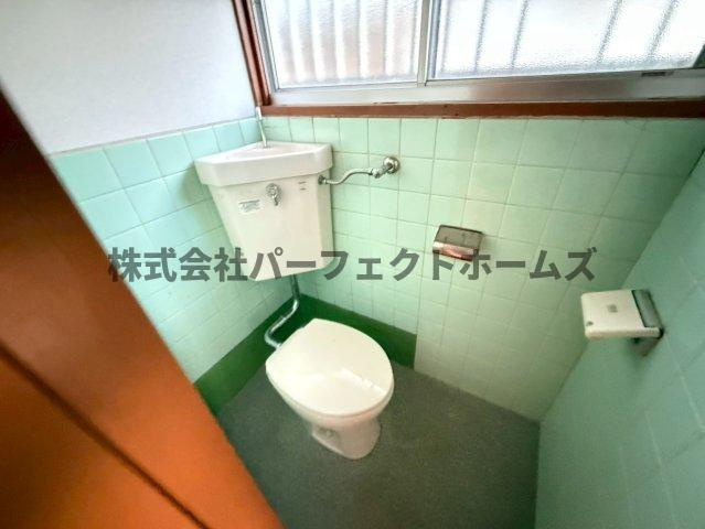 楠葉中町テラスハウス　賃貸のトイレ|清潔感のあるトイレです