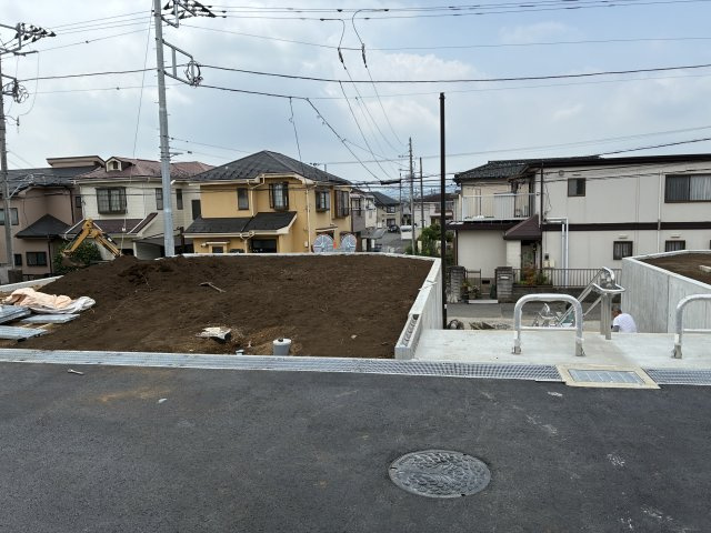 緑区下九沢　条件付き土地の外観|前面道路より、西側は新設の階段です。南側・西側は解放感が有ります