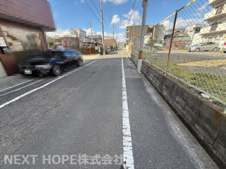 【前面道路含む現地写真】 | 尼崎市南七松町１丁目中古テラスハウス　角住戸 | 前面道路は北側に公道幅員約６ｍに面しております♪