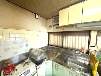 【キッチン】 | 尼崎市南七松町１丁目中古テラスハウス　角住戸 | キッチンです♪窓も有り、明るく快適です！お好きなリフォームを楽しんでみませんか？ぜひ一度現地をご覧ください！