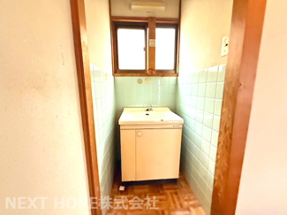 【独立洗面台】 | 尼崎市南七松町１丁目中古テラスハウス　角住戸 | ２階に洗面台がございます♪