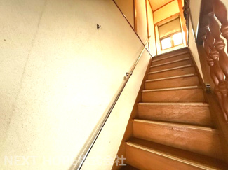 【内装】 | 尼崎市南七松町１丁目中古テラスハウス　角住戸 | ２階への階段です♪手すり付きです！！