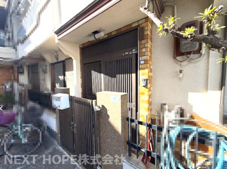 【玄関】 | 尼崎市南七松町１丁目中古テラスハウス　角住戸 | 玄関前に門扉もございます♪