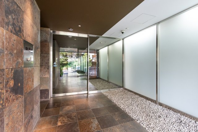 アパートメンツ元麻布内田坂のエントランス|落ち着いたエントランスです