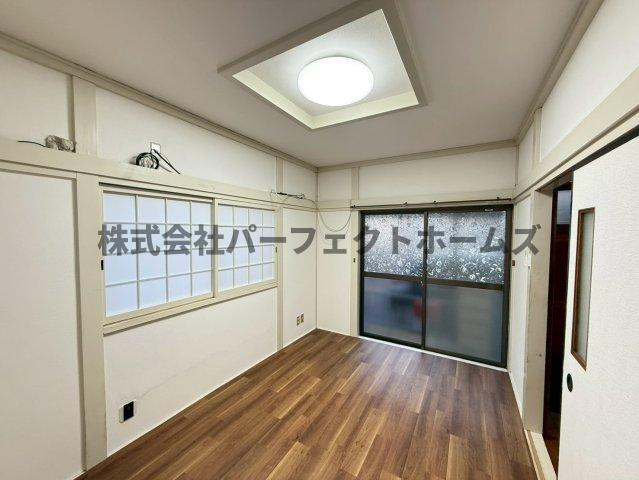 伊加賀栄町戸建　賃貸の洋室|落ち着いた色調の洋室です