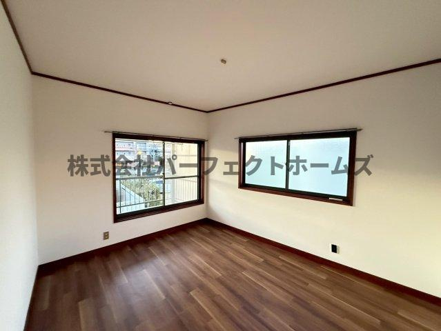 伊加賀栄町戸建　賃貸の洋室|落ち着いた色調の洋室です