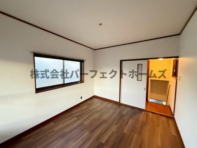 伊加賀栄町戸建　賃貸の洋室|明るい洋室です